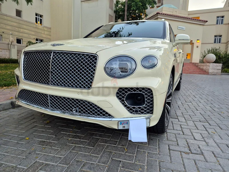 سيارة فاخرة ممتعة بنتلي بنتايجا V863134991354753111