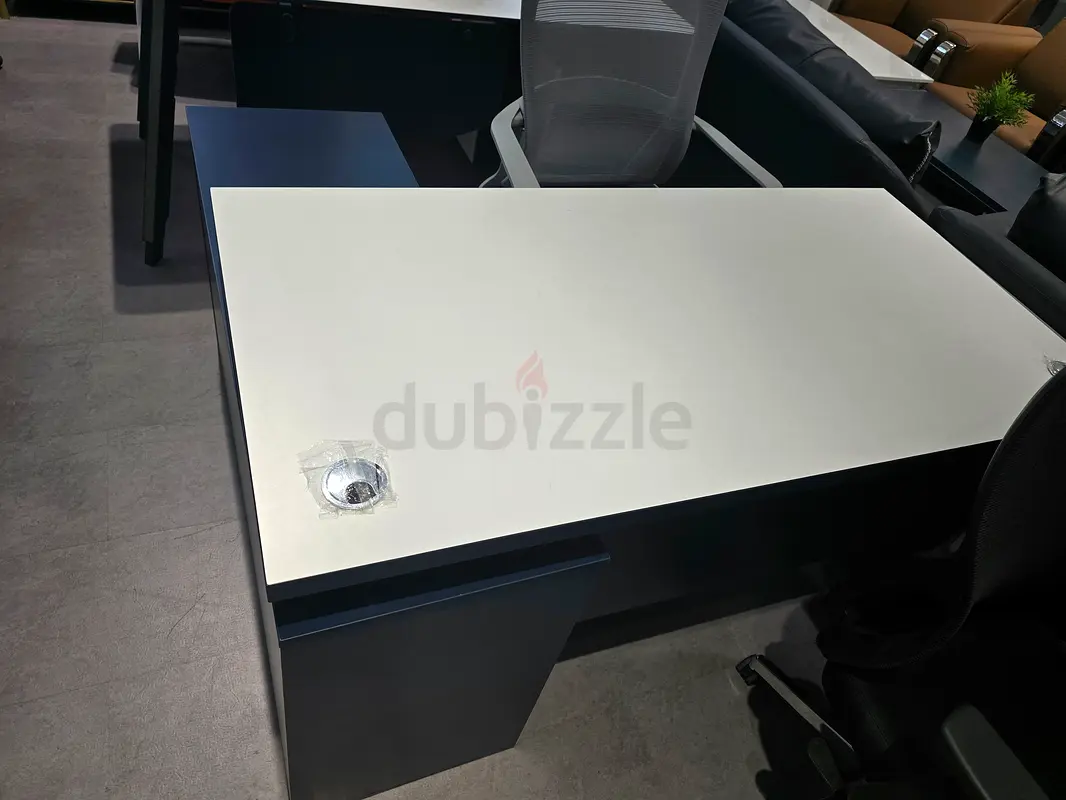 Office staff table63258661805185112