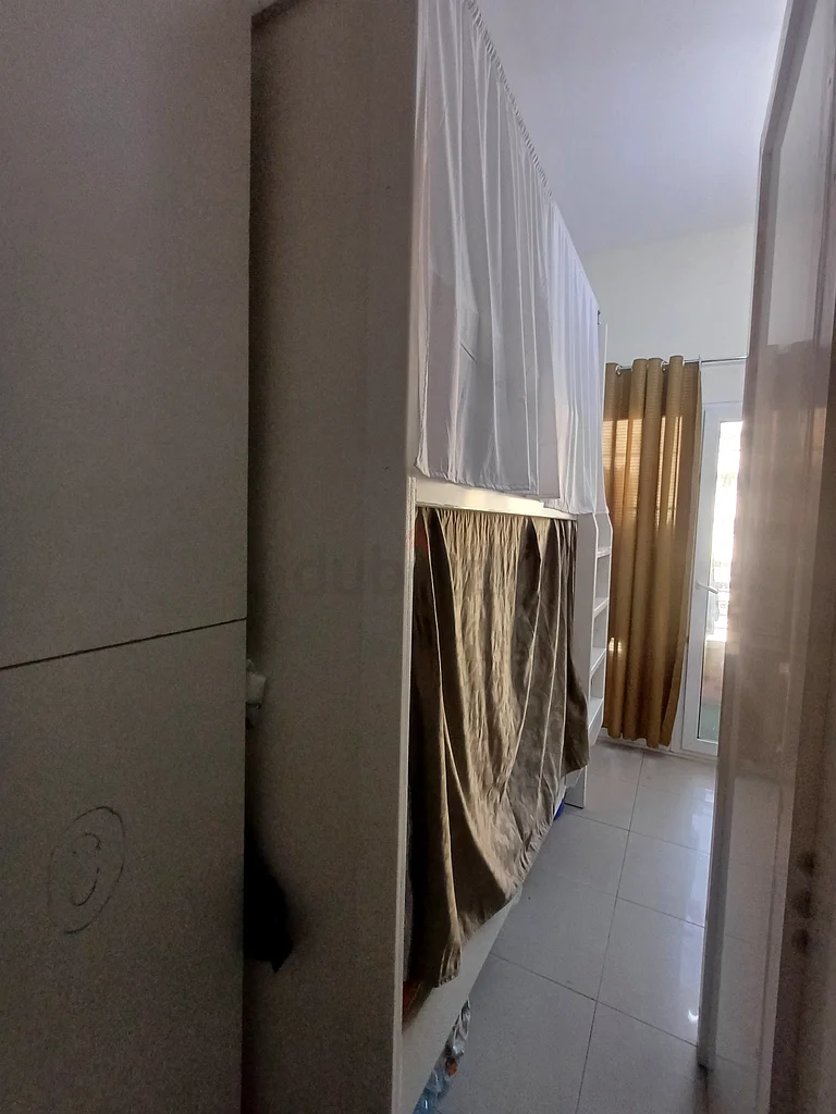 Bed space for ladies near to Insurance market metro at Al Barsha 163220800807426111