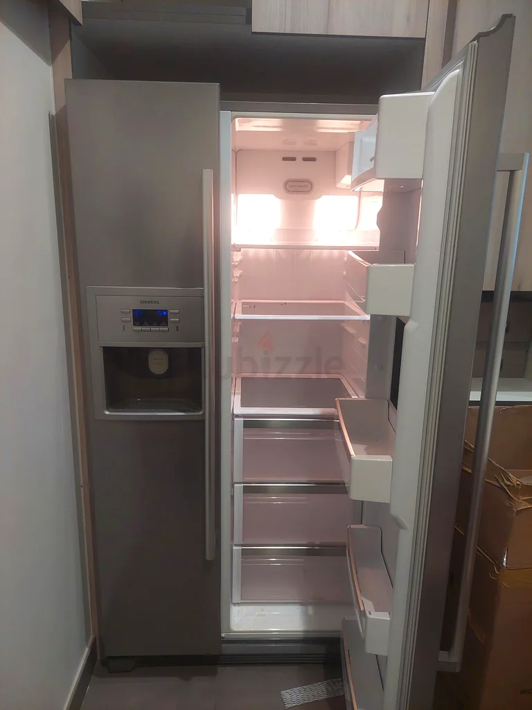Siemens Side By Side Refrigerator With water dispenser ice maker also Mine bar63167109901314111