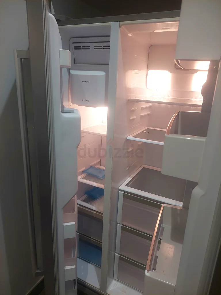 Siemens Side By Side Refrigerator With water dispenser ice maker also Mine bar63167109901314113