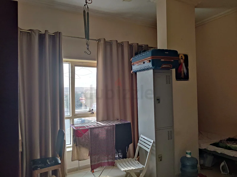 سرير في غرفة داخل شقة مع حمام ملحق63312975156866111