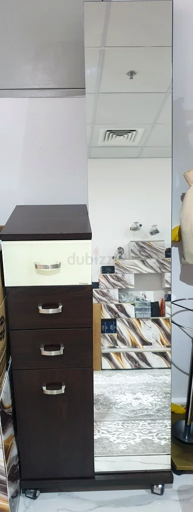 خزانة تجميل أنيقة من ستايليش هوم سنتر مع مرآة!63178907763971111