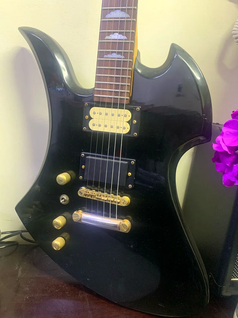 Lefthanded electric guitar63265605411073112