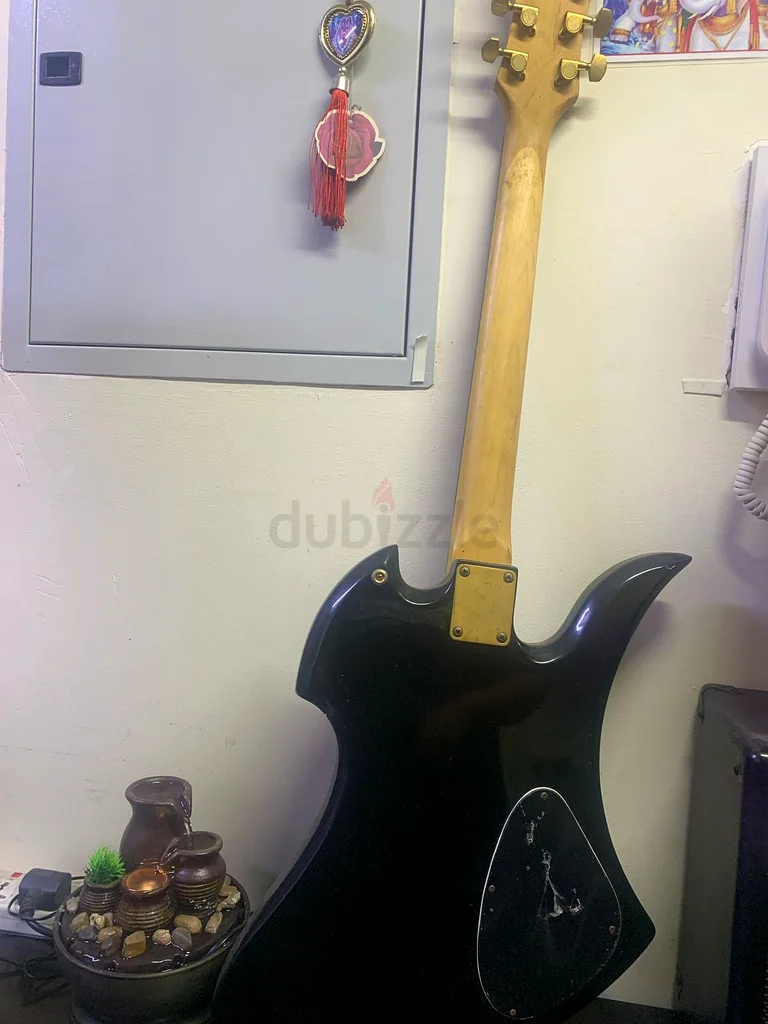 Lefthanded electric guitar63265605411073111