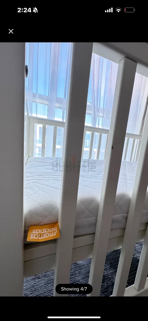 سرير أطفال أبيض أنيق للبيع - مثالي لغرفة طفلك!63207398809091113
