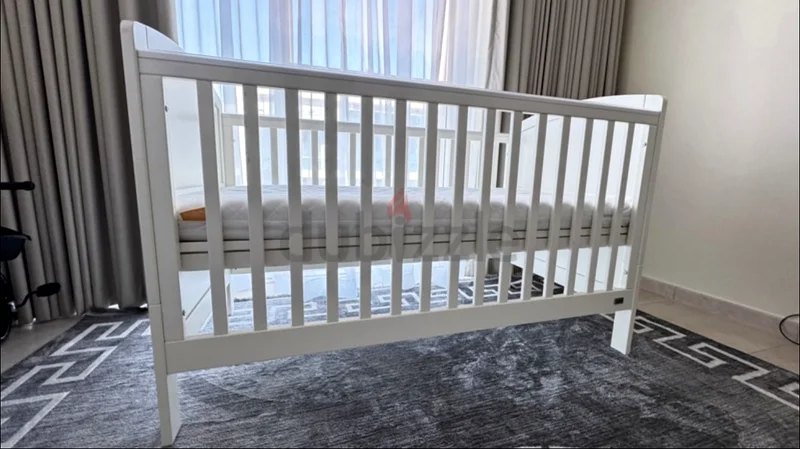 Elegant White Crib for Sale - Perfect for Your Nursery!632073988090911111