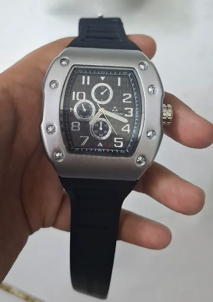 Stylish Mens Sport Watch with Sleek Design