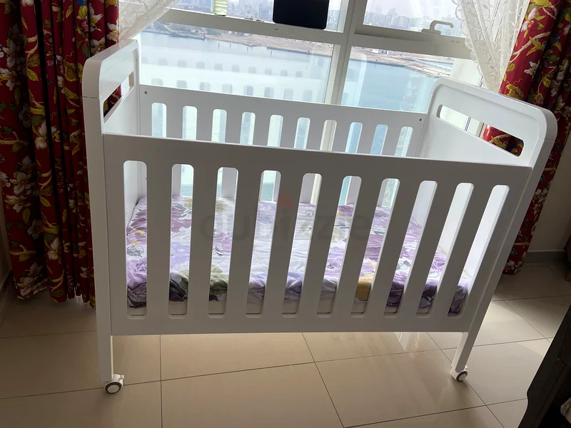 Stylish giggles White Baby Crib on Wheels for Sale! dubizzle Abu