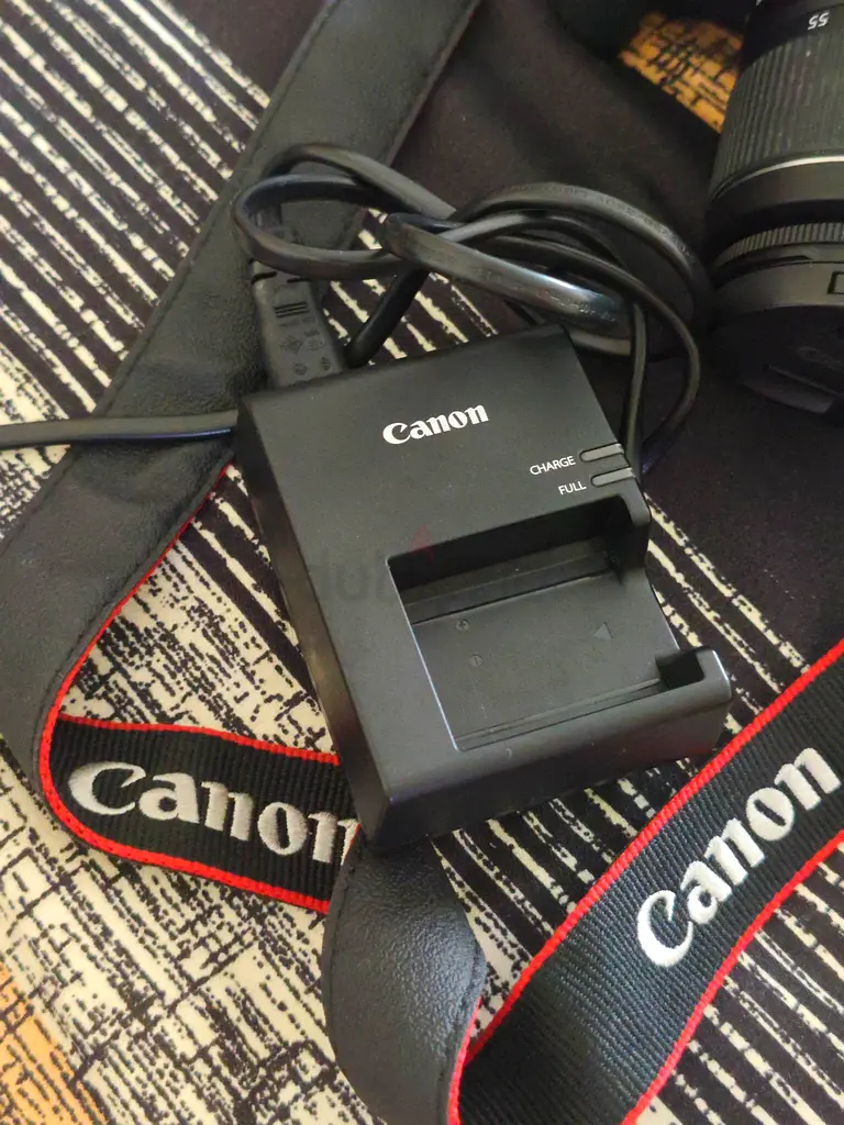 Canon D2000 DSLR camera63234133307906112