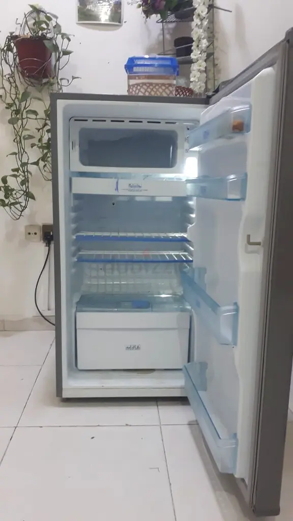 ثلاجة في حالة عمل جيدة ومظهر جيد