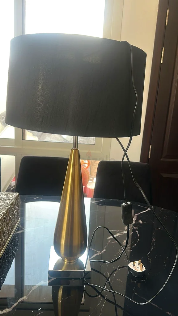 مصباح طاولة أنيق باللون الذهبي والأسود للديكورات الداخلية العصرية632178124533781128