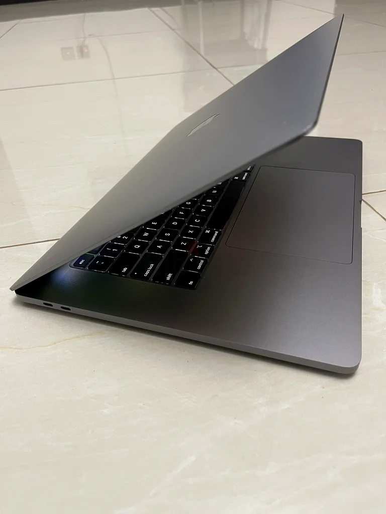 ماك بوك برو من آبل بمعالج كور i9 للبيع63257636543491113