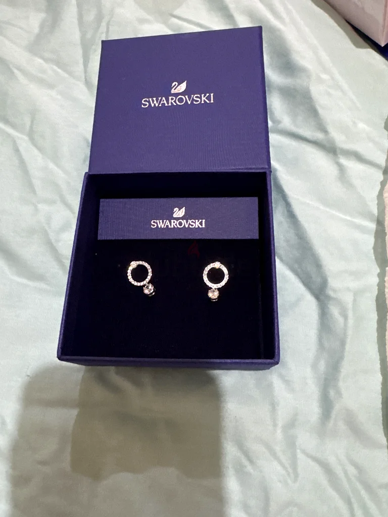 Elegant Swarovski Earrings - Timeless Sparkle!63232647609987117