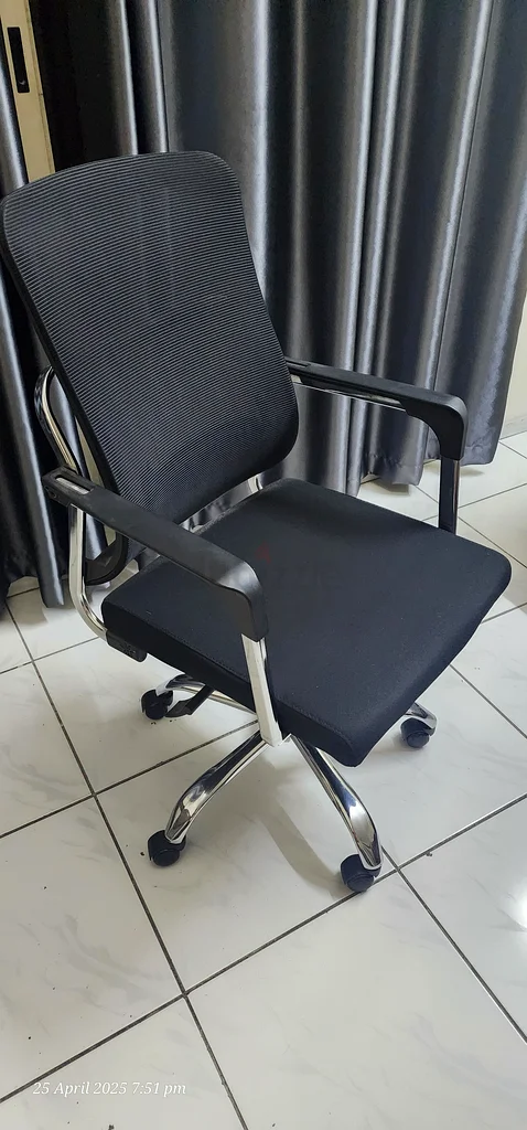 كرسي مكتب أسود أنيق وعصري للبيع!632119136977931122