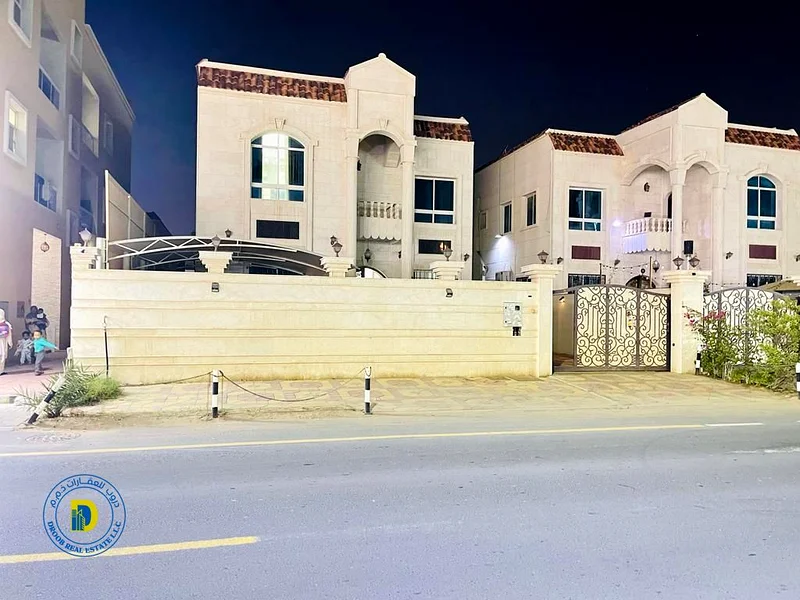 Villa for rent in a very distinguished location on a main street, with spacious 5 rooms in Rawda 2, close to all services62868797144195111