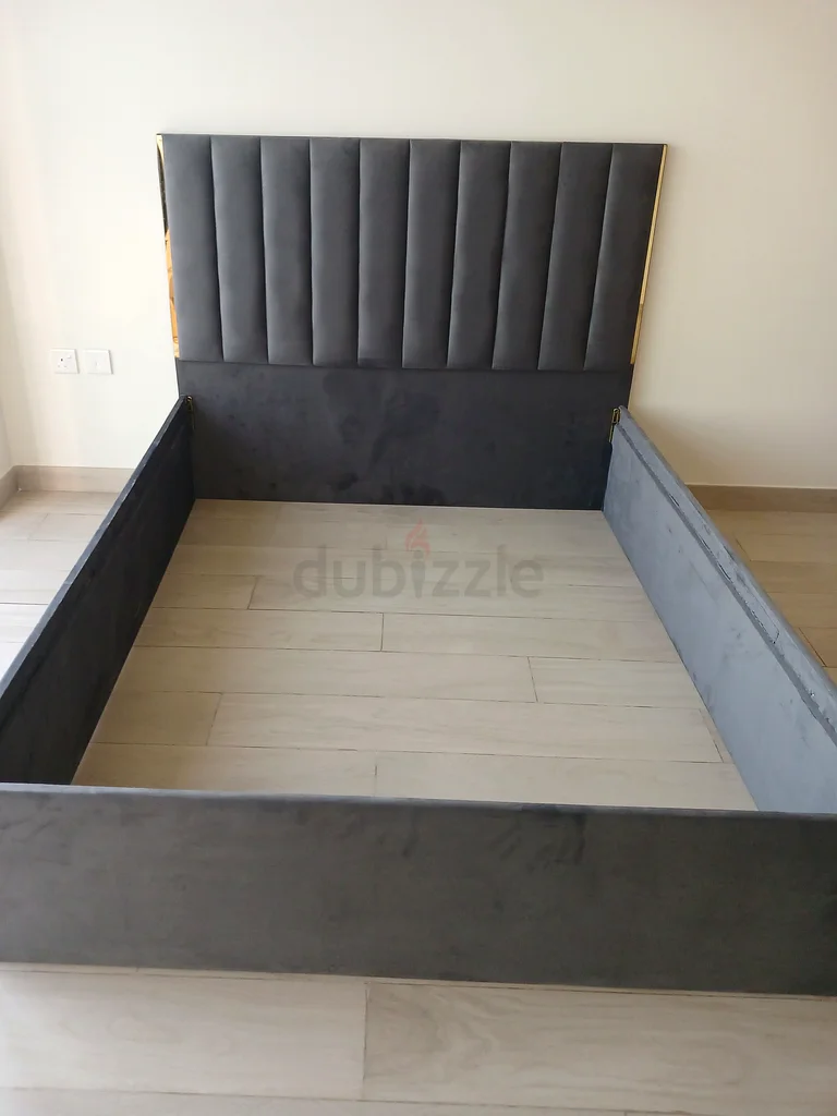 Stylish Modern  Queen Size Bed with Medical Mattress for a Luxurious Bedroom62865808898306112