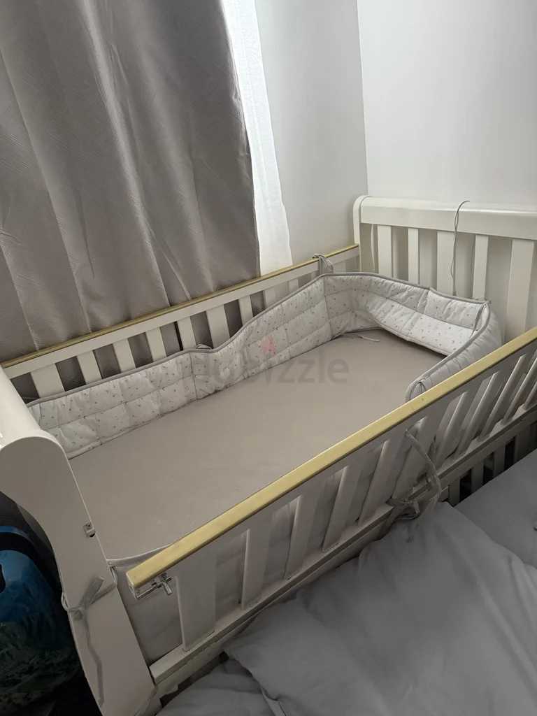 سرير أطفال خشبي أبيض يفتح من الجانب + مرتبة + واقي62929660695297112