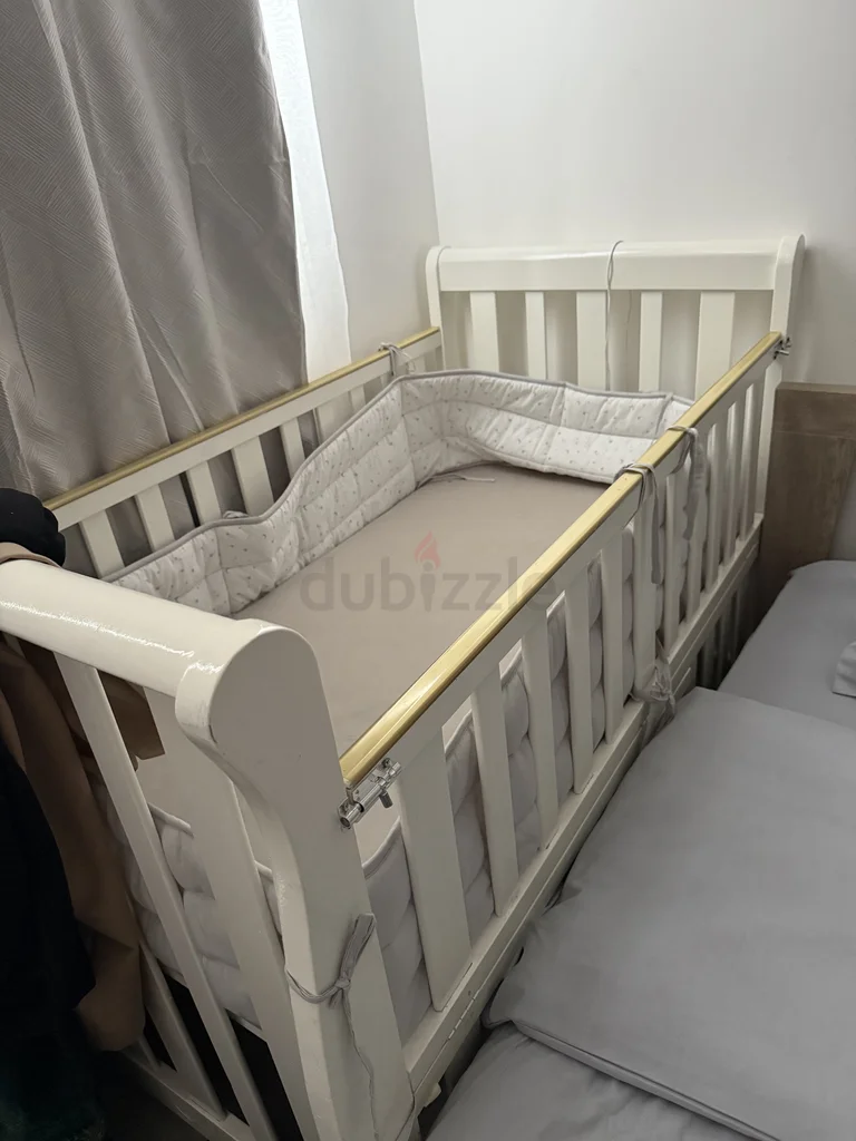 سرير أطفال خشبي أبيض يفتح من الجانب + مرتبة + واقي62929660695297113