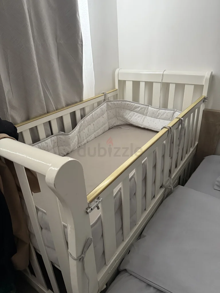 سرير أطفال خشبي أبيض يفتح من الجانب + مرتبة + واقي62929660695297116