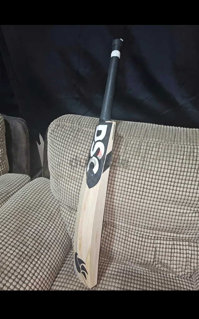 DSC Fearless Cricket Bat with Protective Cover - Perfect for Enthusiasts!63247759011457112