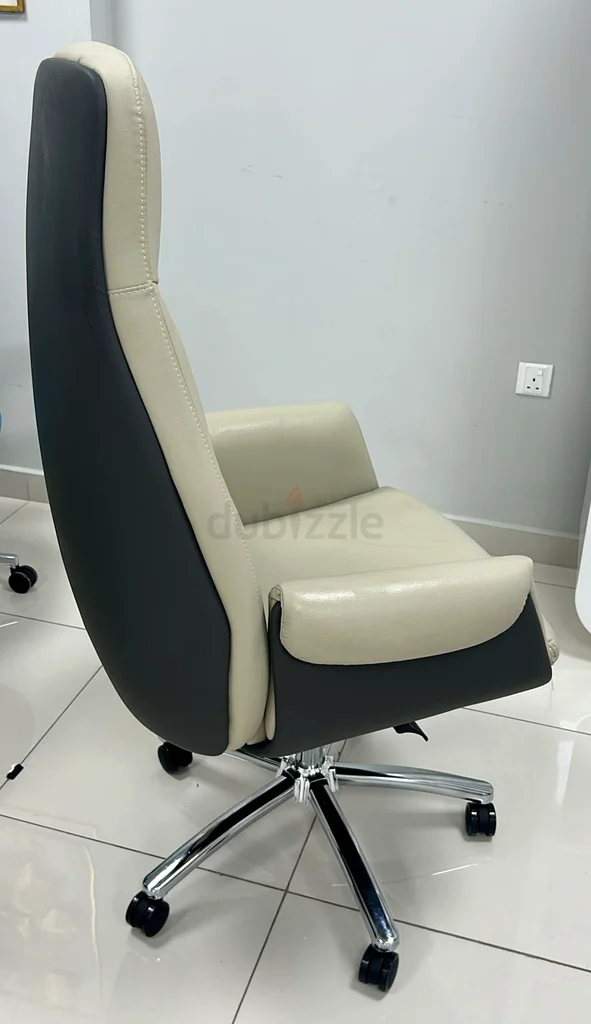 Executive leather revolving chair63197645416706112