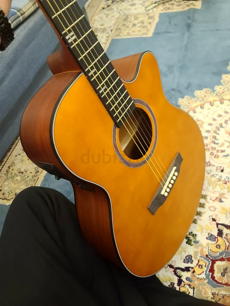 جيتار كهربائي صوتي جميل في حالة ممتازة63174803683201111