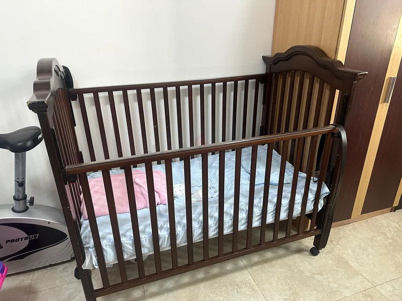 Elegant Wooden Crib for Your Little One63206392865025111