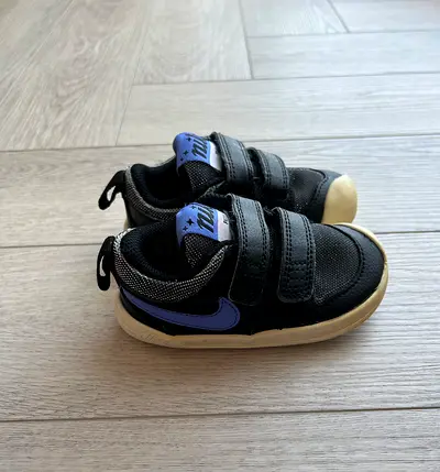 NICE NIKE SHOES. Size EU: 22