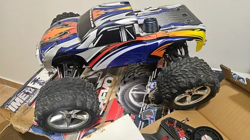 Traxxas Revo 2.5 cc  nitro buggy 1/10