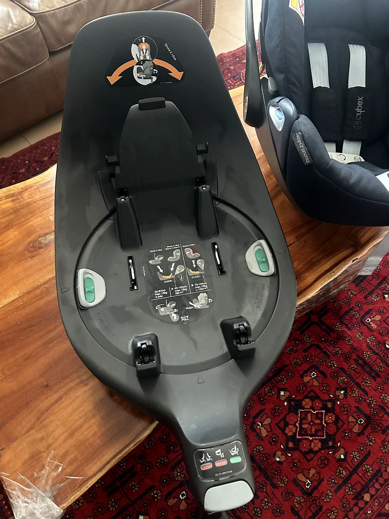 Cybex Cloud Z I-Size Baby Car Seat and Rotating Isofix Base in Great Condition!63205892413314113