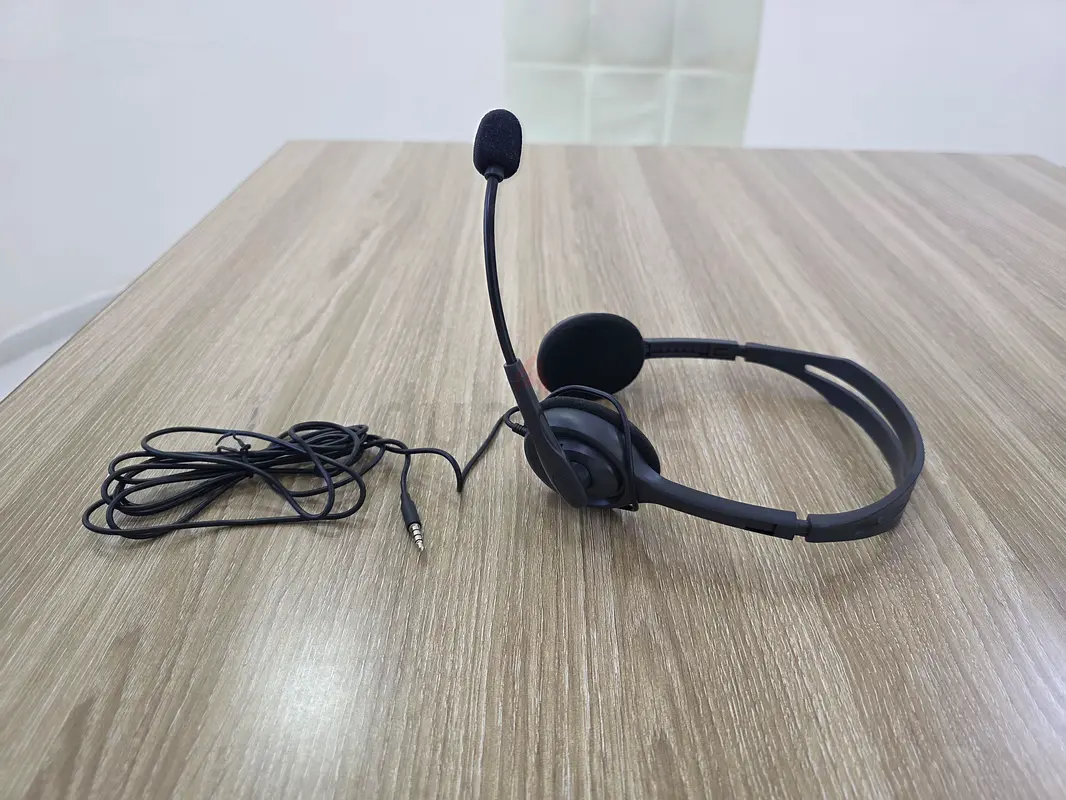 High-Quality Wired Headset with Microphone for Clear Communication63256064828035115