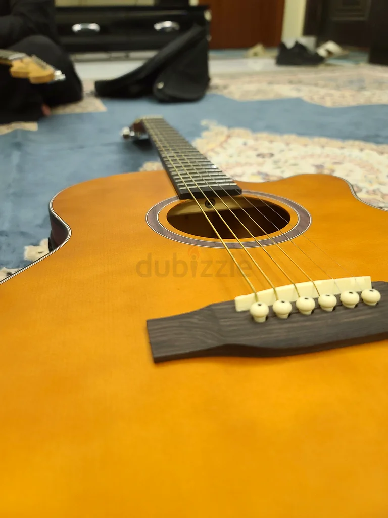 جيتار كهربائي صوتي جميل في حالة ممتازة63174803683201114