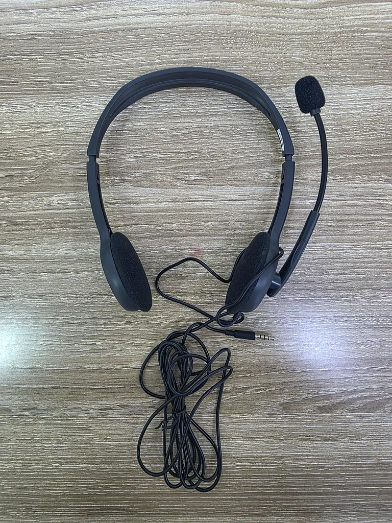 High-Quality Wired Headset with Microphone for Clear Communication63256064828035116