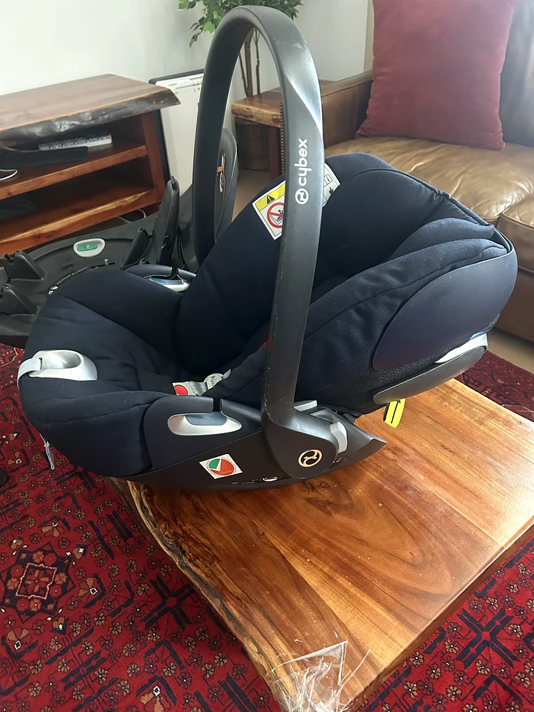Cybex Cloud Z I-Size Baby Car Seat and Rotating Isofix Base in Great Condition!63205892413314111