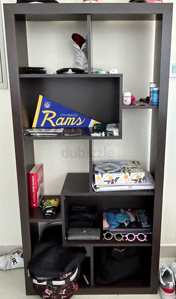 Estante moderno con compartimentos abiertos: ideal para almacenamiento o decoración
