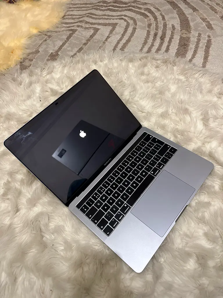Stylish Apple MacBook in Great Condition!63255535492355112