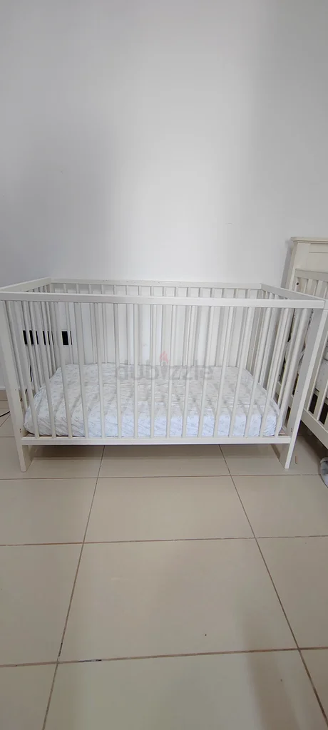 Elegant Nursery Crib - mattress and mattress cover and 3 bed sheets63206883443970111