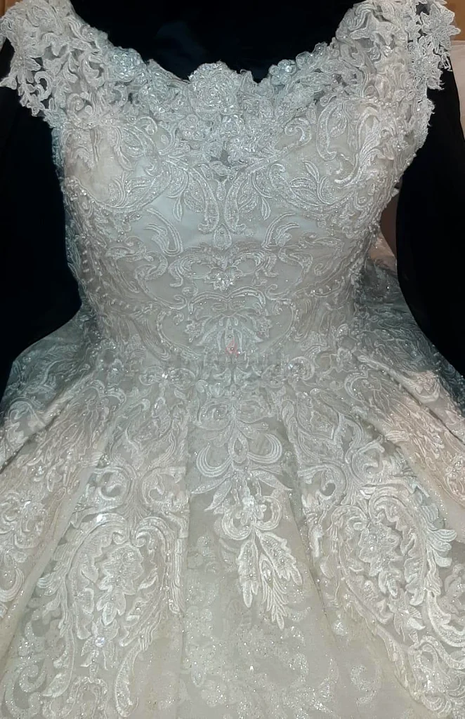 Bridal white tail dress with holding bouquet only 170063240133874178112