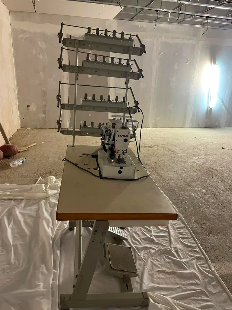 ماكينة خياطة صناعية ذات سرير مسطح63257628278273110