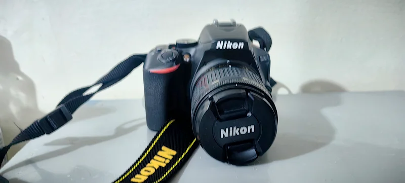 كاميرا نيكون دي إس إل آر مع مجموعة من الملحقات D5600 18-5563234133390721111