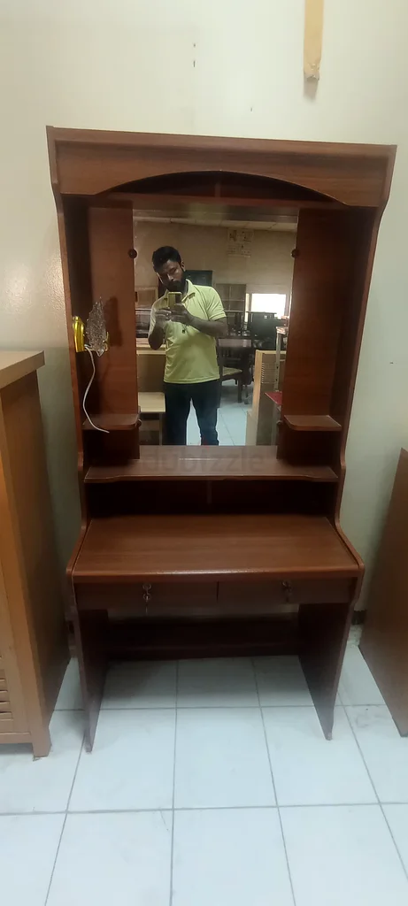 طاولة تجميل خشبية أنيقة مع مرآة63219825586305112