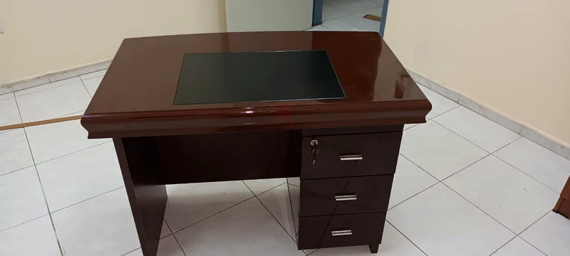 مكتب مكتبي بني أنيق مع خزانة درج63211913894019114