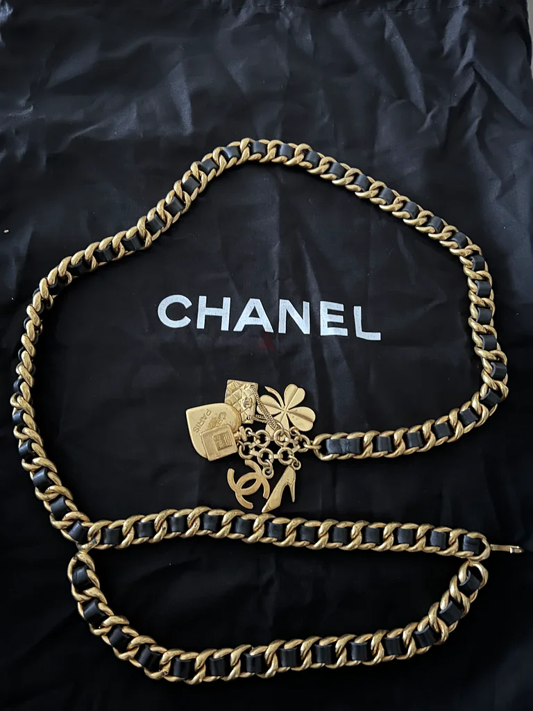 حزام شانيل مع تعويذات63239609320321114