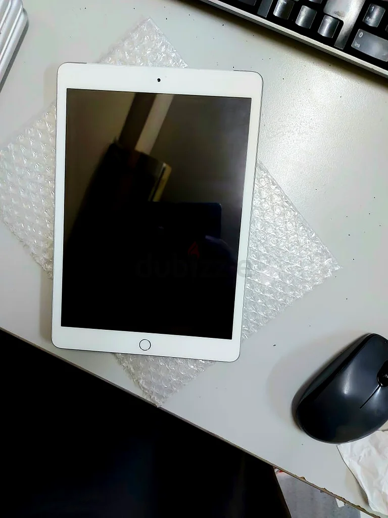 Slightly Used Apple Ipad 7th Generation, 128GB,  (Wifi + Cellular) Silver color slight used63216357201281114