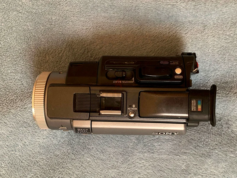 سوني هانديكام DCR-TRV950، جهاز تصوير فيديو صغير بتنسيق DV، مع حقيبة وذاكرة وبطارية تعمل63234125754242114