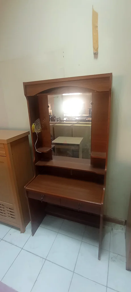 طاولة تجميل خشبية أنيقة مع مرآة63219825586305111