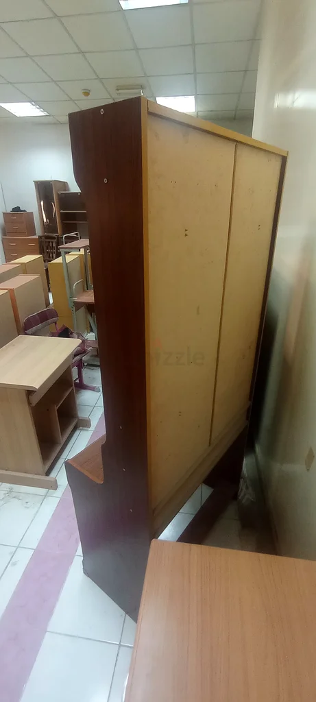 طاولة تجميل خشبية أنيقة مع مرآة63219825586305113