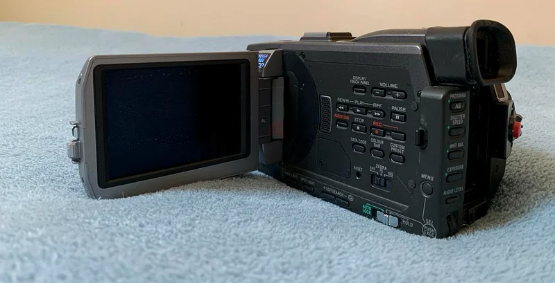 سوني هانديكام DCR-TRV950، جهاز تصوير فيديو صغير بتنسيق DV، مع حقيبة وذاكرة وبطارية تعمل63234125754242111