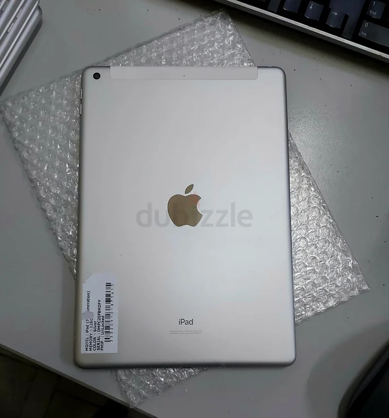Slightly Used Apple Ipad 7th Generation, 128GB,  (Wifi + Cellular) Silver color slight used63216357201281111